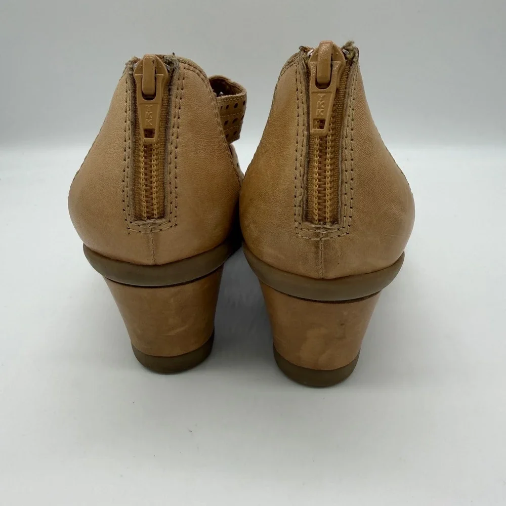 Earth Camellia Sandal Tan Leather Laser Cut Wedge Heel 6.5B Neutral Boho